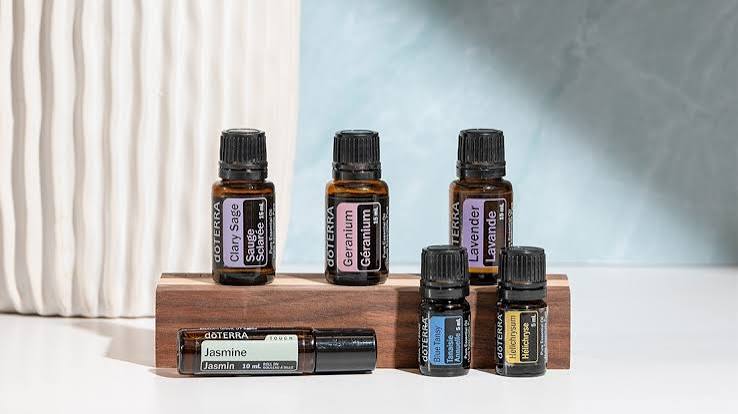 Flaconi di oli essenziali dōTERRA con foglie di menta